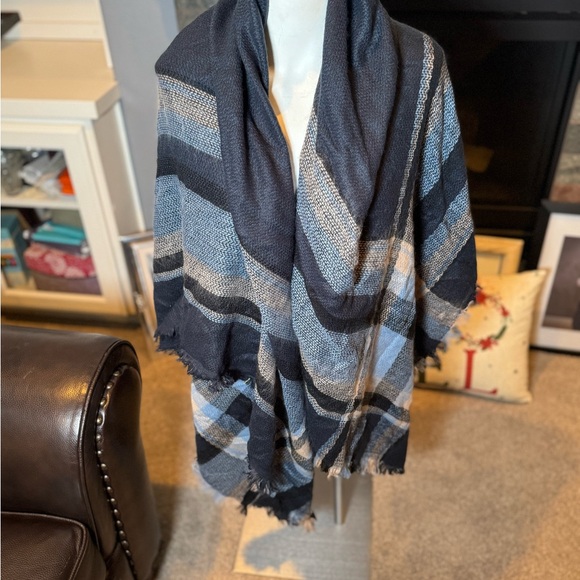 NWOT Plaid Blue and Gray Scarf Shawl - Picture 1 of 6